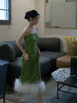 Зелена рокля-прашка с пайети, пола с пера
