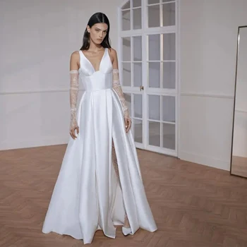 Съвременен сватбена рокля от висококачествен сатен с V-образно деколте и цепка отстрани на поръчка за младоженци 2023 De Rode Morrie